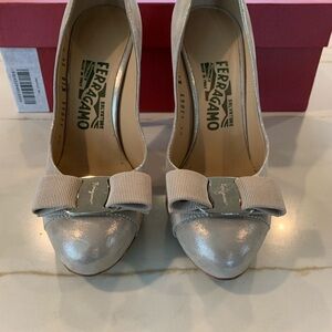 Salvatore Ferragamo Rilly Bow in Excellent condition.